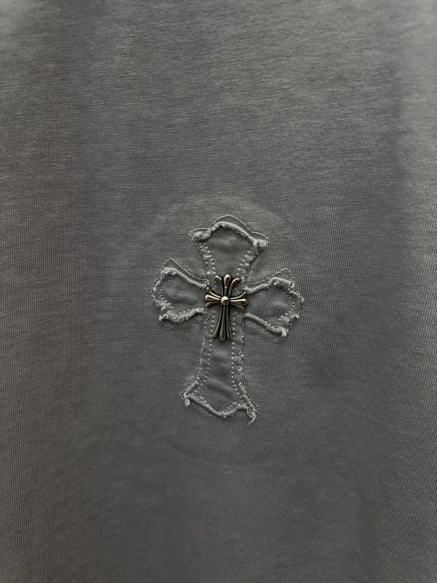 P200 top version, real shot without P, ​​different from market currency) 𝗖𝗵𝗿𝗼𝗺𝗲 𝗛𝗲𝗮𝗿𝘁𝘀/Croxin 2026 spring new original single counter American laser burnt patch embroidered couple short sleeves 👑The highest version! Customized fabric 330g, washed and fried. Best-selling model at the counter. Very comfortable to wear. Accessories: Original molded and authenticated collar label➕100% silk wash label. Genuine purchase-grade original hangtag➕matching hanging rope➕3D hanging beads➕original packaging bag. Craftsmanship: The original version has consistent wiring! The highest version of the armhole matching technique! Color: Khaki Black Rose Red Light Blue Purple Size: S M L XL Style Number: 26-2002